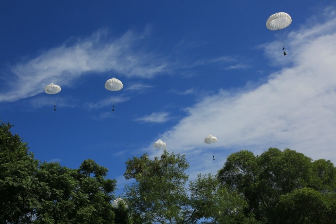 空降兵部隊(duì)陌生地域空投訓(xùn)練