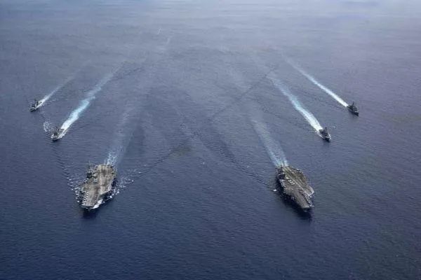 ▲資料圖片：美海軍“里根”號(hào)和“尼米茲”號(hào)組成雙航母編隊(duì)巡航。（美海軍官網(wǎng)）