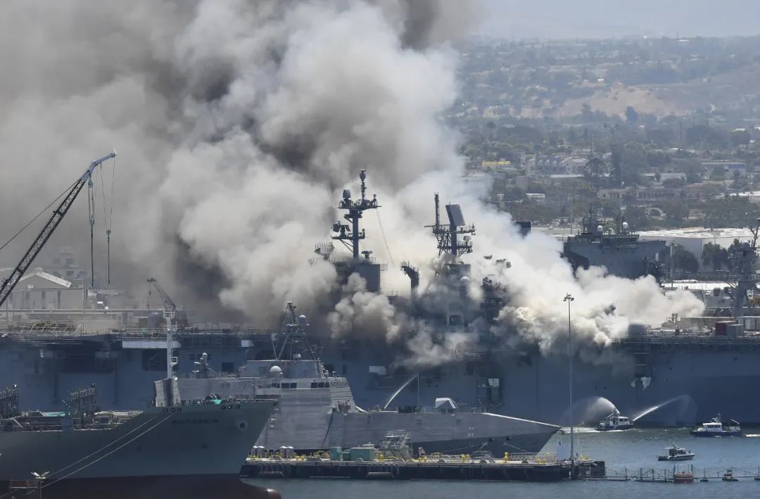 ▲7月12日，一艘美軍兩棲攻擊艦發(fā)生火災(zāi)，加利福尼亞州圣迭戈海軍基地起火冒出濃煙。新華社/美聯(lián)