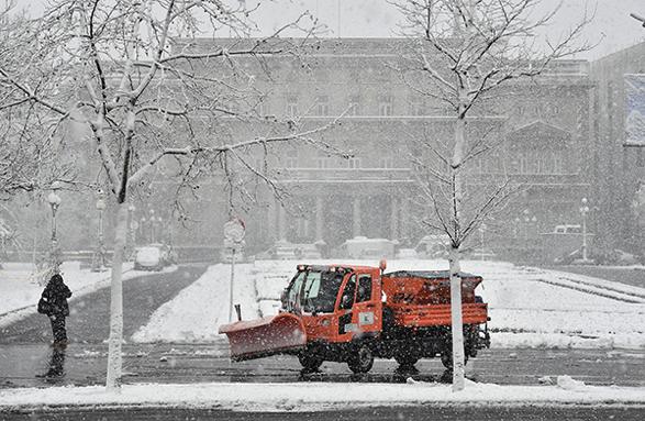 2020年3月24日，塞爾維亞貝爾格萊德，清障車在街頭鏟除積雪。圖|視覺中國