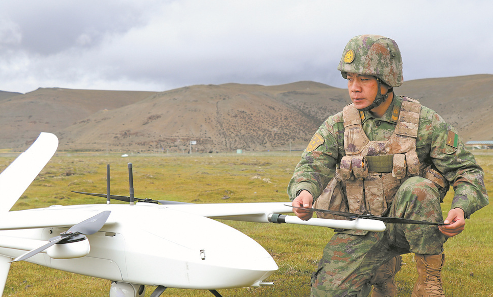 追蹤陸軍某旅二級軍士長向?qū)捪槁耦^鉆研新裝備訓練的經(jīng)歷