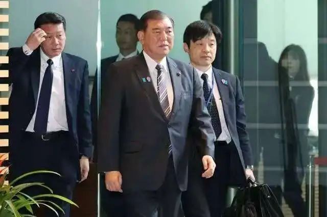 
日本為何也不跪？關(guān)稅戰(zhàn)背后，它有著和中國(guó)相似的邏輯